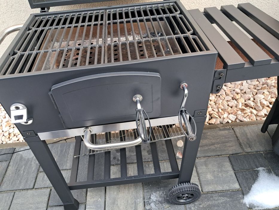 Vând grătar cărbuni  marca Jamestown