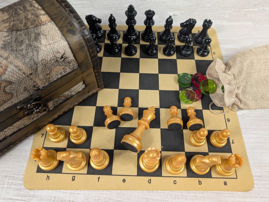 Set Piese de Șah Și Dame din Rășină AURIU/NEGRU (Ideal pentru cadou)