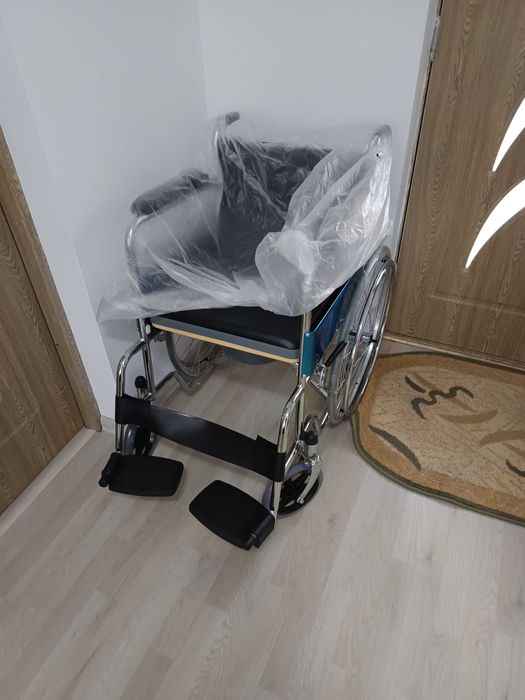 Cărucior inox in stare foarte bună de funcționare,nou,cu folie pe el