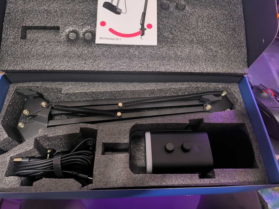 FIFINE GAMING AM8T Dynamic RGB микрофон със стойка