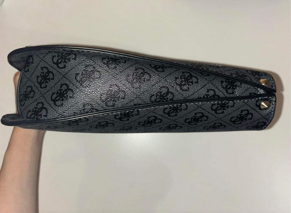 Чанта на Guess