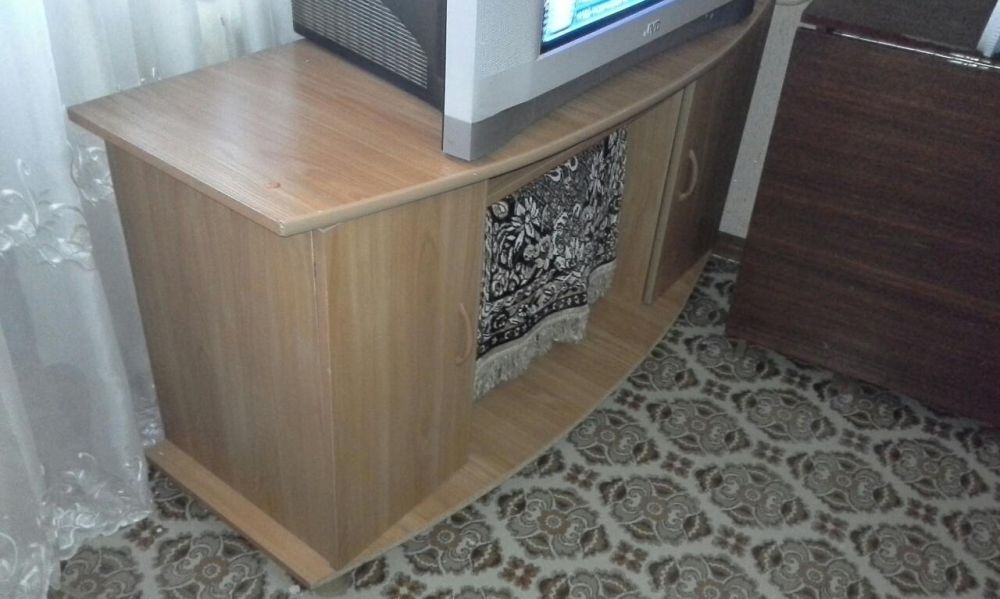 Продам тумбу под телевизор