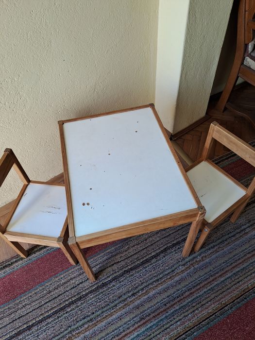 Scaune, masuță, de toate.