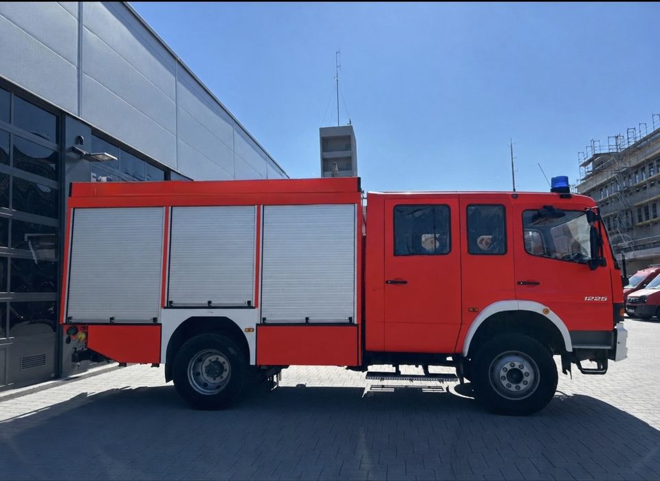 Autospeciala Pompieri Mercedes Benz Atego 4x4, an 2004, cu 2000 L apă + 100 L spumă