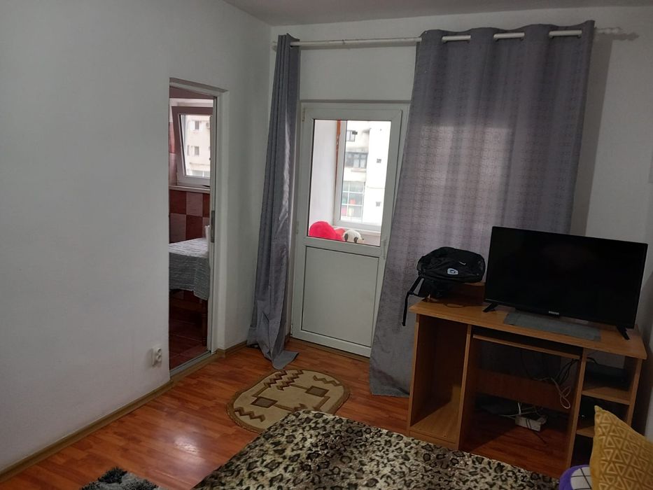 Inchiriez garsoniera Casa Cartii