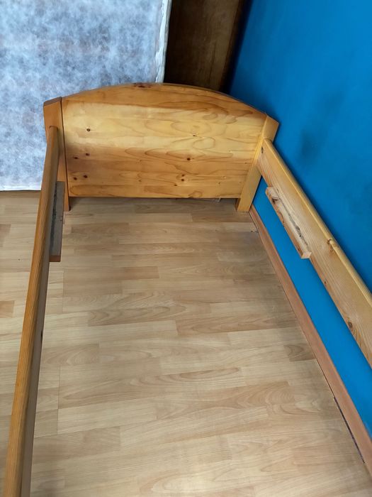 Продавам 2 броя легло и ракла, произведени от масивна дървесина. Размерите на леглата са 90/200 см, а на раклата 39/72/75 см