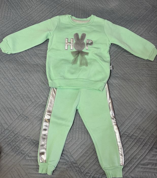 На девочку 90-100 см