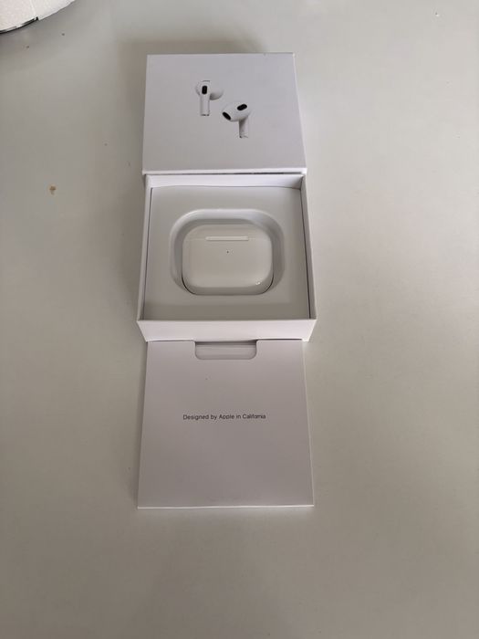 casti airpods 4 varianta fara ANC