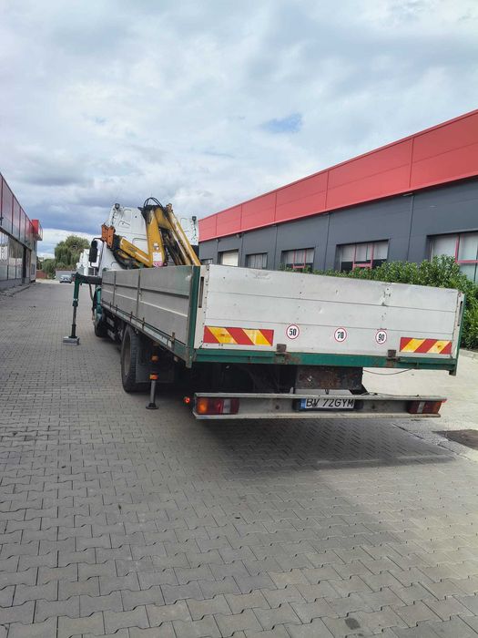 Camion cu macara