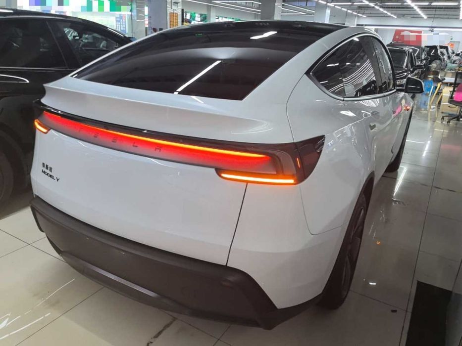 Tesla Model Y 2026 Rear-Drive Model