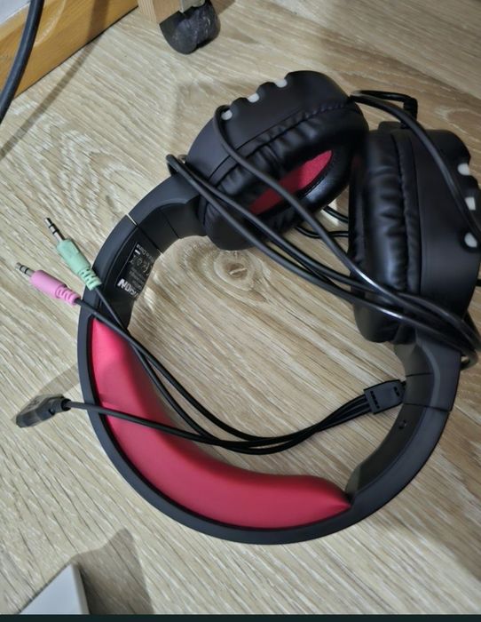 Tastatura masu căști reductor plus încă  o tastatura tot ce se vede