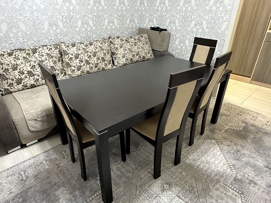 Продам стол в гостиную