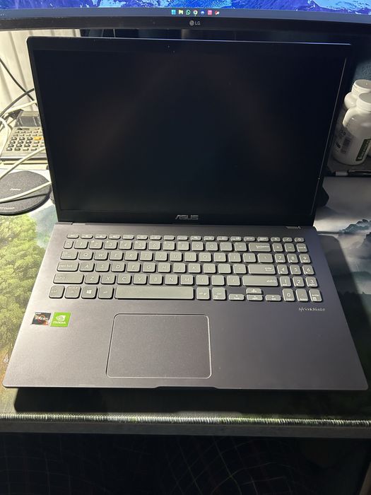 Laptop ASUS Ryzen 5, placa video Nvidia