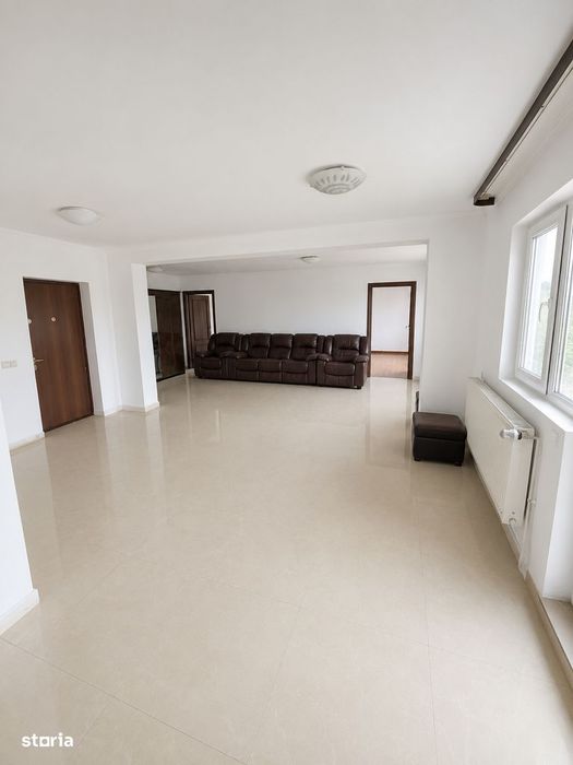 Apartament 3 camere, balcon, gata de utilizare