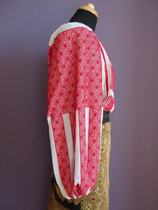 ie și poale cusute pe marchizet cu fir de bumbac de culoare roșie.