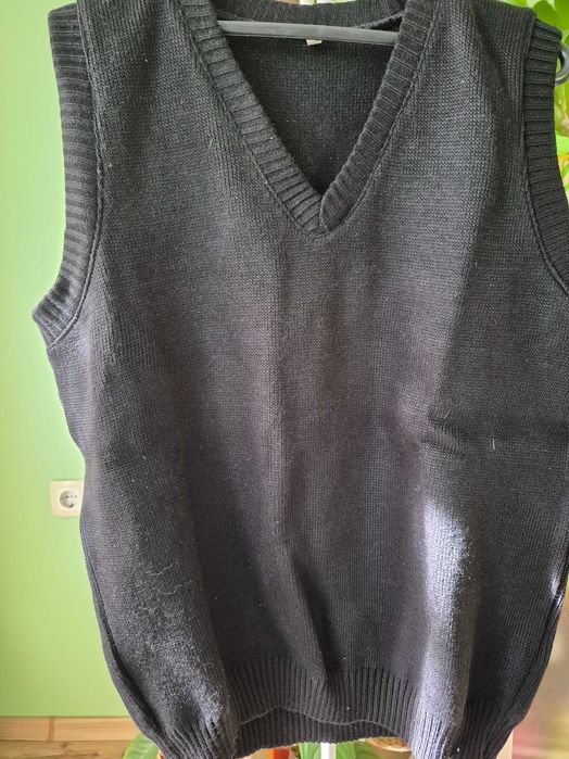 Черен пуловер без ръкав