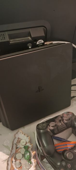 Vând PlayStation 4 slim