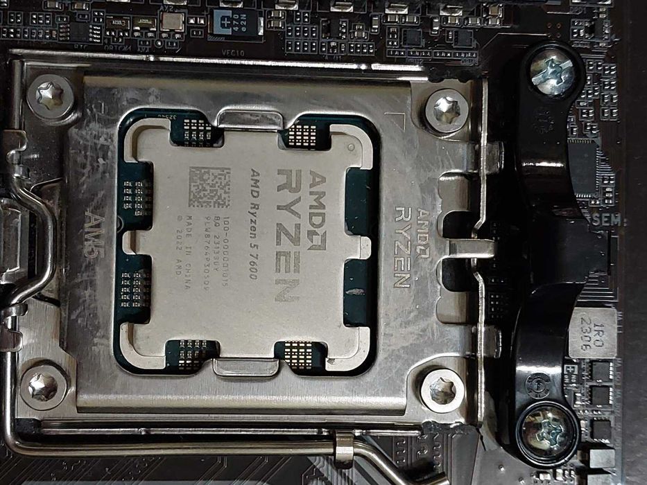 AMD Ryzen 5 7600 + Gigabyte A620i AX Wi-Fi