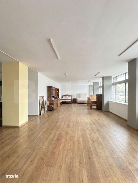 Spatiu comercial 300 mp – vitrina stradala, zona circulata, Deva