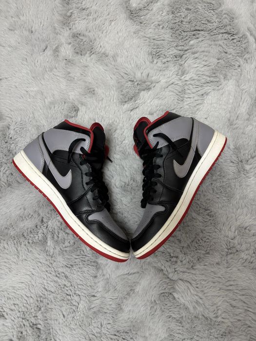 Adidasi Jordan 1 Mid