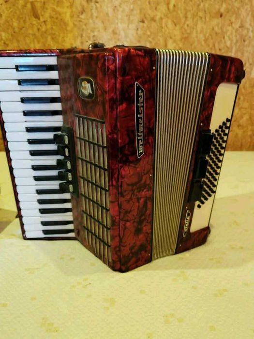 Акордион е много запазен имаси кутия без забилелки за повече информация налично