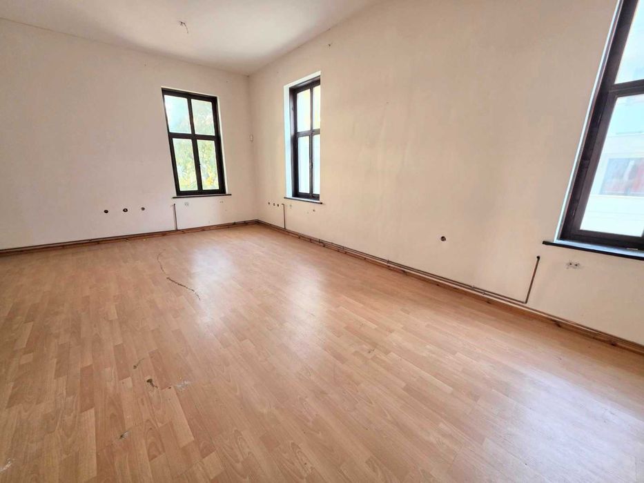 Дава се под наем Магазин в Казанлък - 390 кв.м за 800 € - Снимка #3