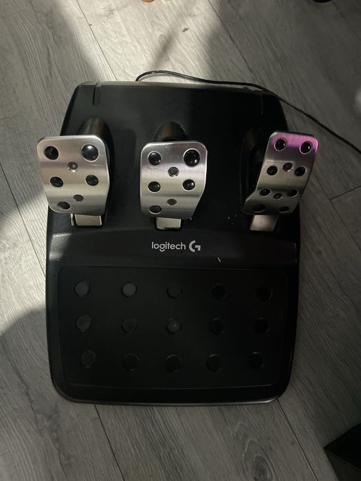 Vând volan Logitech G29 în stare foarte bună, funcționează perfect.   Volanul vine cu pedale și toate cablurile necesare