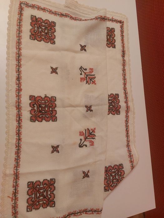 Față de masă artizanală -  brodată manual