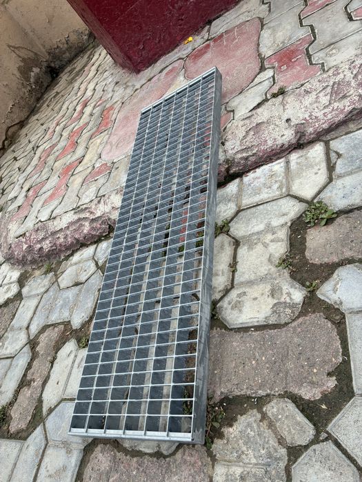 Trepte zincate metalice pentru scari metalice