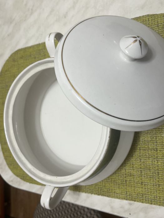 Чайник фарфоровый, супница, горшочки для запекания