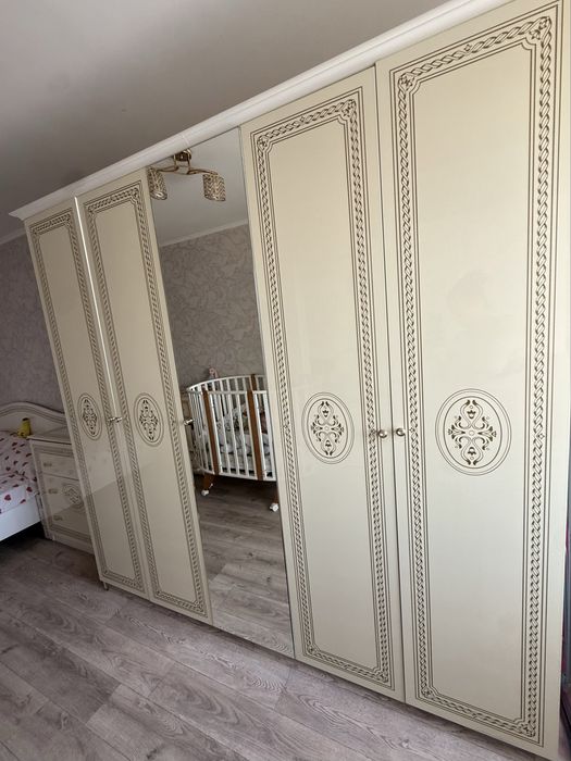 Продам Шикарный спальный гарнитур