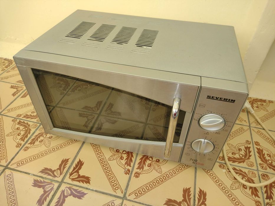 Cuptor cu microunde cu grill