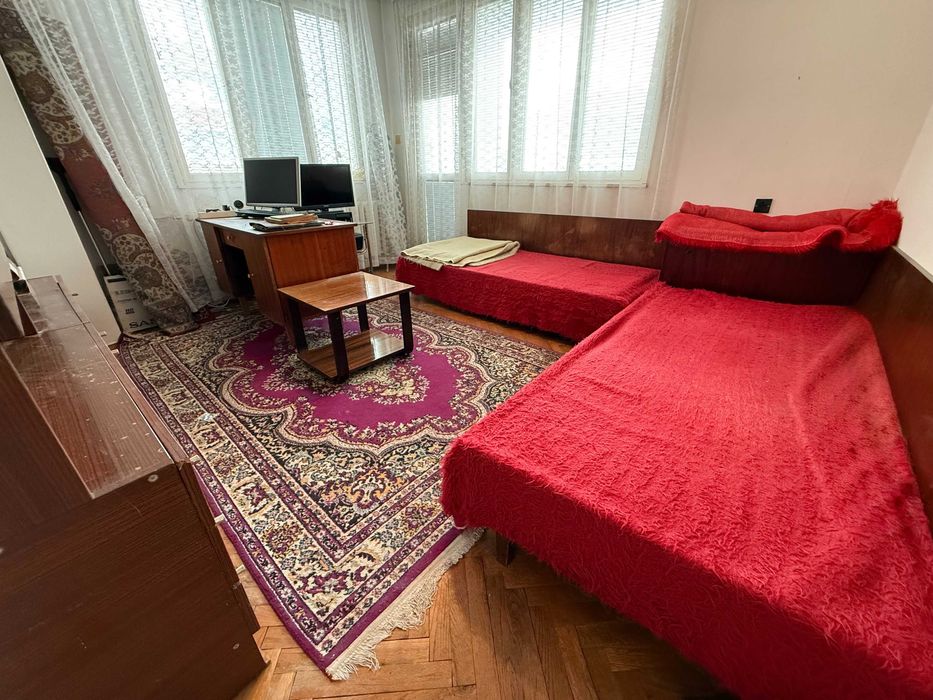 1291-Продава се тристаен апартамент с гараж в кв. "Възраждане" - снимка 3
