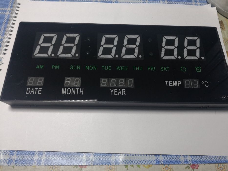 Ceas de perete cu led rosu sau alb cu alarma