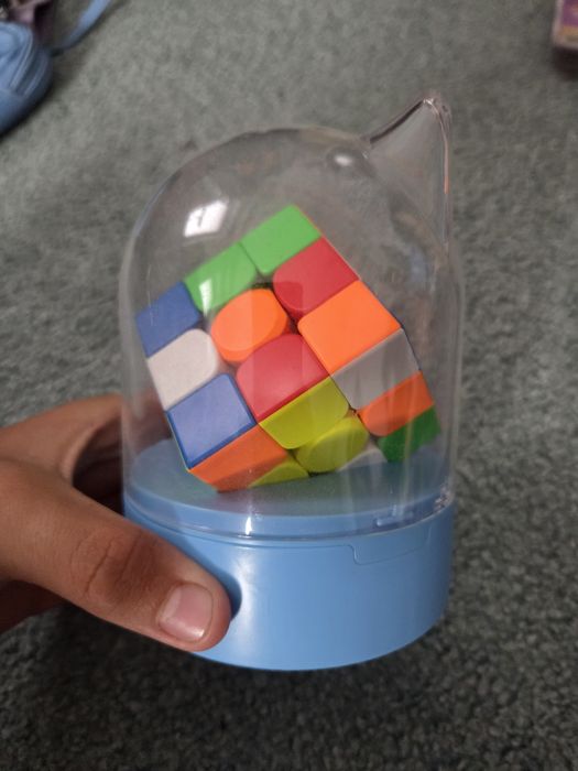 Vând 2 cuburi Rubik