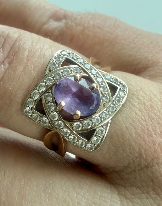 Златен пръстен с лилав аметист и циркони