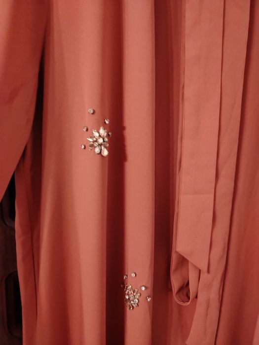 Superba Abaya tradițională, cu inserții pietre cusute manual!