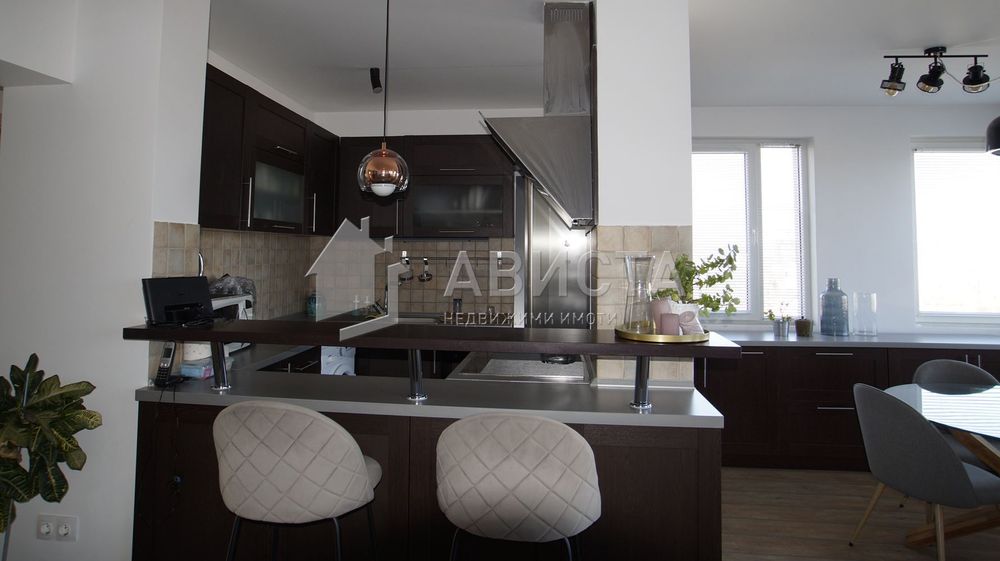 Просторен четиристаен апартамент в Младост 4