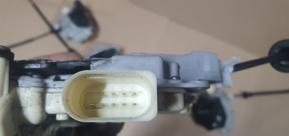 Broasca incuietoare usa fata spate stanga dreapta passat b6 2005 -2010