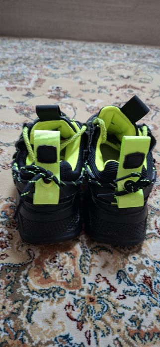 Продам женские кроссовки