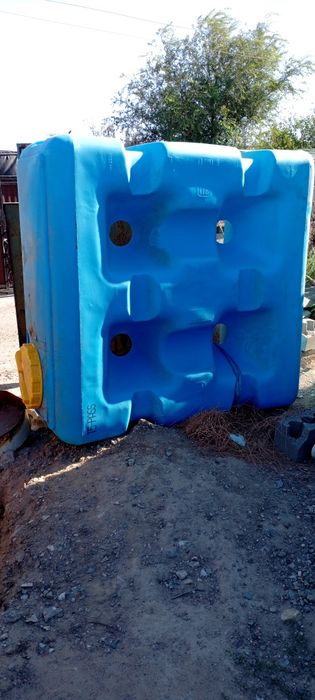 Ёмкость для питьевой воды 2кубовая, в отличном состоянии