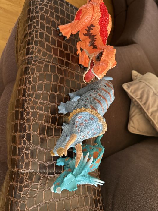 Продам игрушки-динозавтры,нерфы