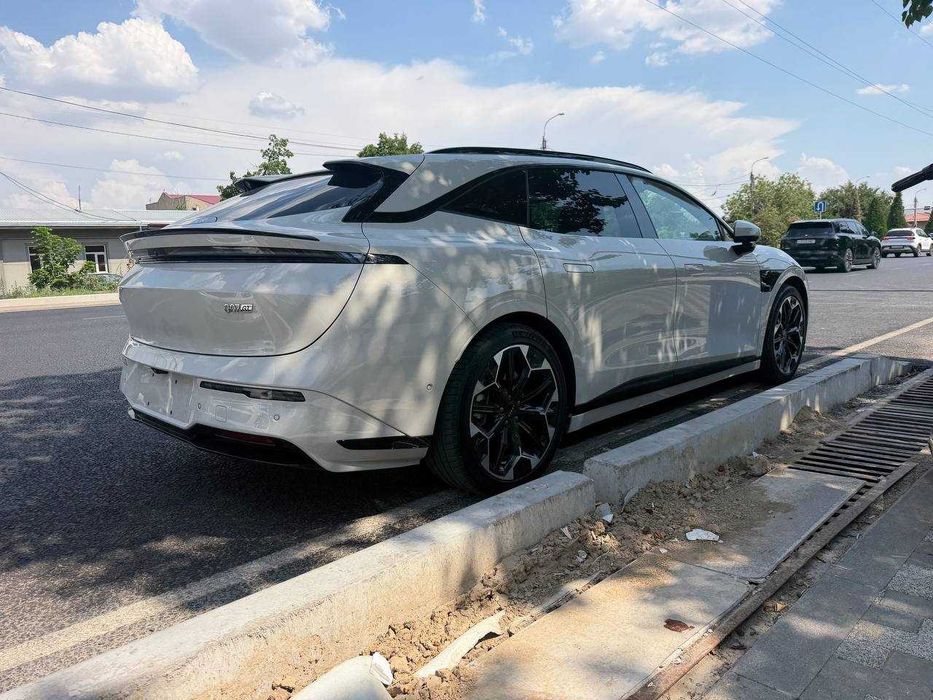 Zeekr 001 GT Smart Driving arzon narxda natariusga tayyor