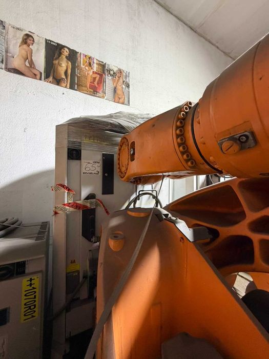 Индустриален робот KUKA KR180 industrial robot