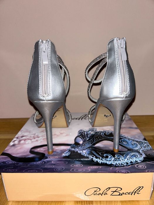 Елегантни дамски токчета с декоративни камъни