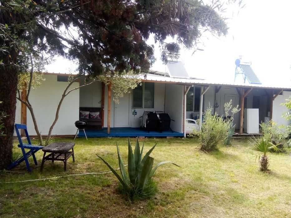 Продава бунгало с веранда в Кариани до брега.