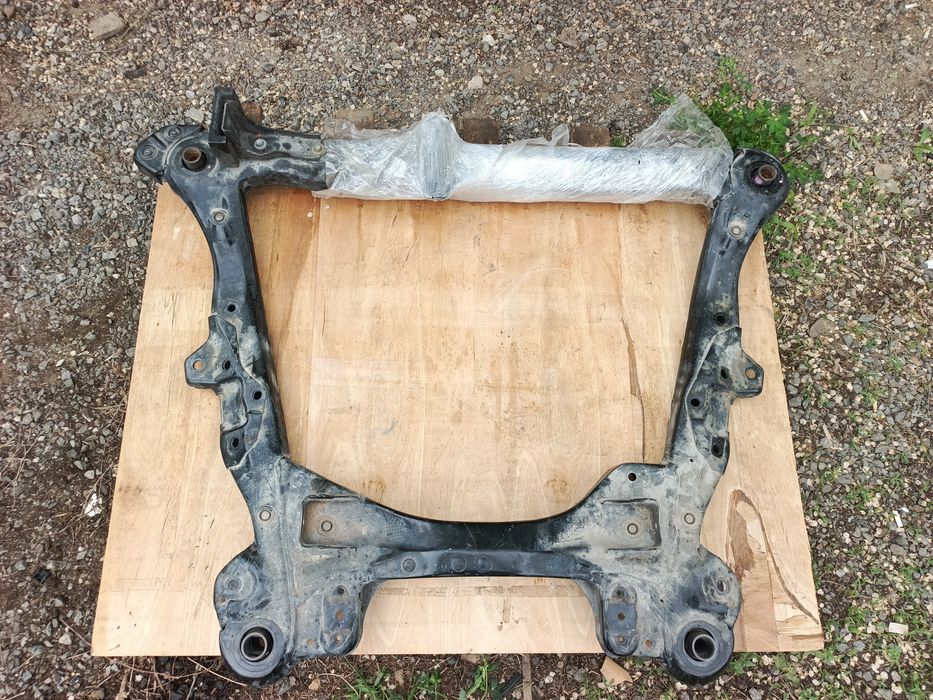 Балка двигателя подрамник Camry 50