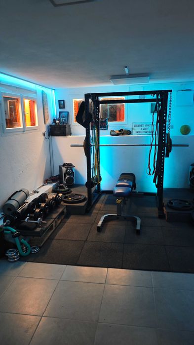 Клетка за вдигане на тежести, лежанка и олимпийски дискове Ф50