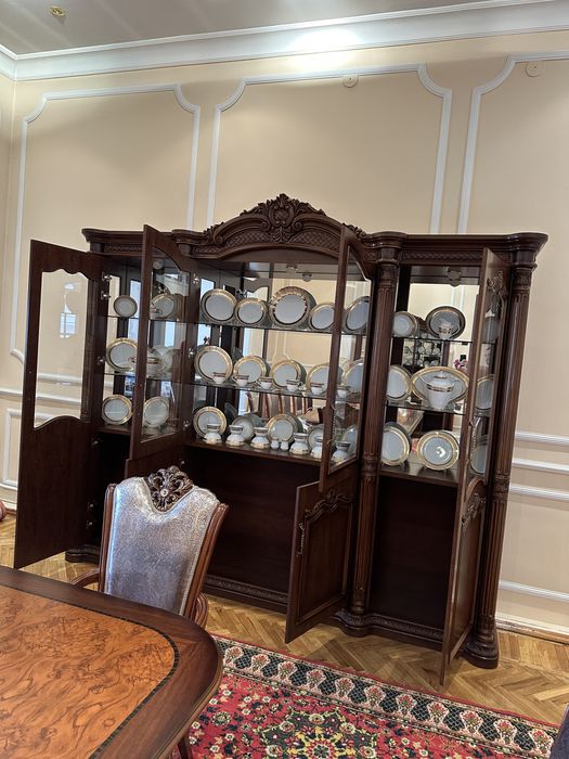 Продам мебель для гостиной. Стенка, комод, стол и стулья