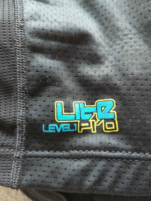 Висок клас протекторна жилетка Body Glove 10/12 за байк кайт сноуборд